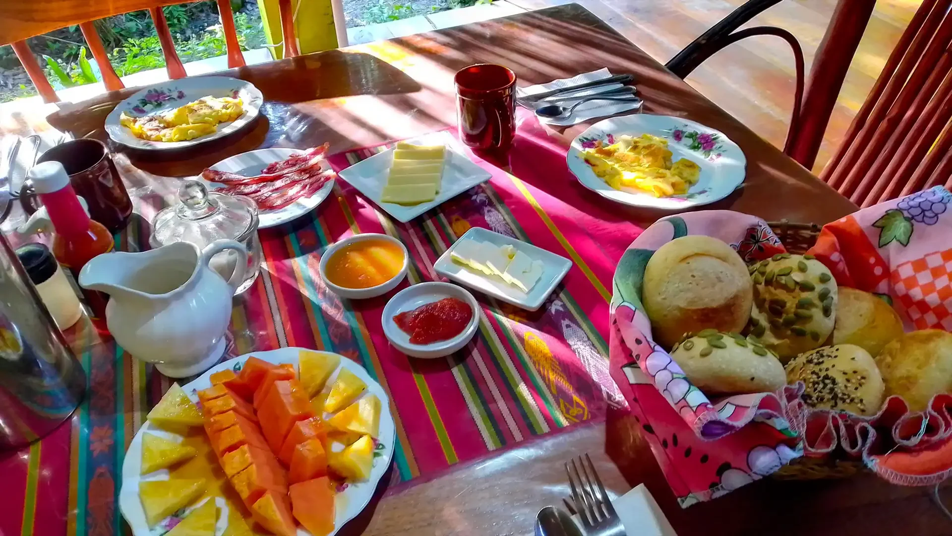 Herzhaftes belizisches Frühstück mit frischen Früchten